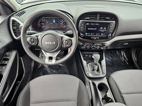 Used 2022 Kia Soul LX image 9