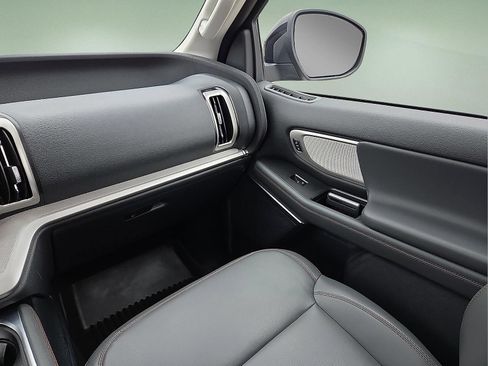 New 2025 Ford Expedition Active image 12