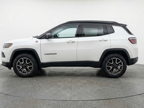 Used 2025 Jeep Compass Trailhawk AWD/4WD image 5