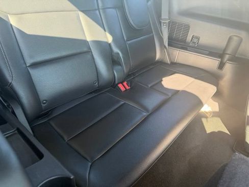 Used 2022 Ford Explorer Limited w/ Equipment Group 301A RWD image 10