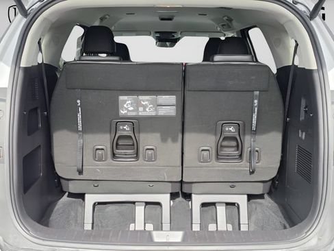 Used 2025 Kia Carnival EX FWD image 17