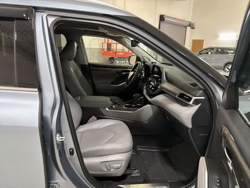 Used 2024 Toyota Highlander Platinum AWD/4WD image 36