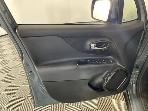Used 2018 Jeep Renegade Altitude AWD/4WD image 14