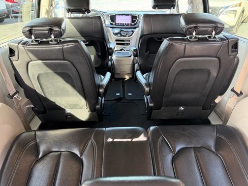 Used 2022 Chrysler Pacifica Touring-L image 12