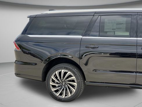 New 2026 Lincoln Navigator L Black Label AWD/4WD image 30