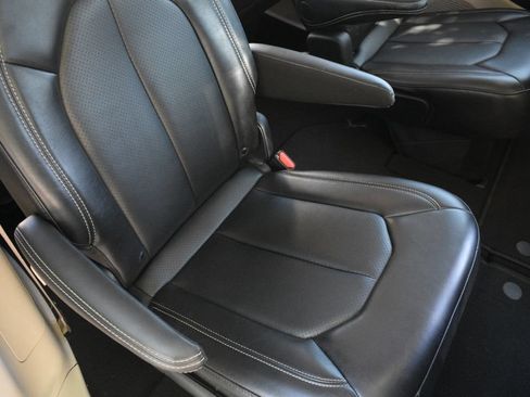 Used 2024 Chrysler Pacifica Touring-L FWD image 27