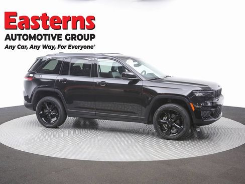 Used 2024 Jeep Grand Cherokee Laredo AWD/4WD image 48