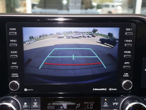 Used 2022 Toyota Highlander XLE FWD image 25