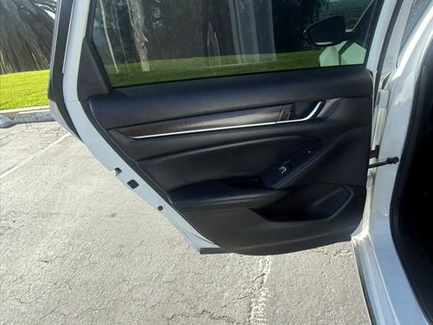 Used 2018 Honda Accord Touring image 11