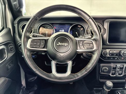 Used 2022 Jeep Wrangler Unlimited Sahara AWD/4WD image 11