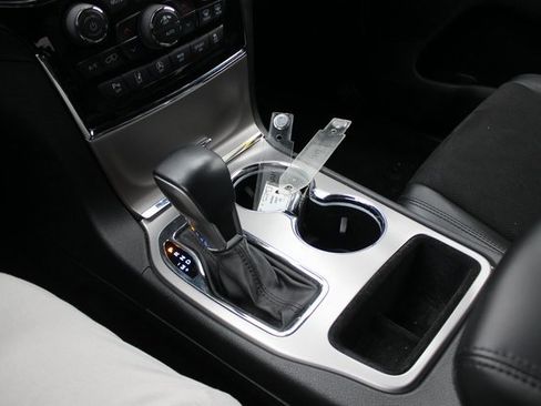 Used 2022 Jeep Grand Cherokee Laredo X image 11