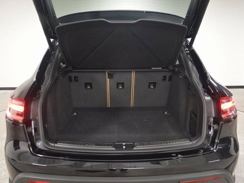 Certified 2025 Porsche Macan AWD/4WD image 40