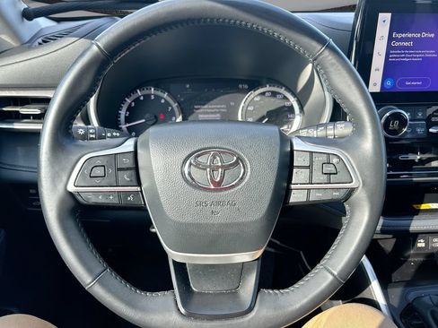 Used 2024 Toyota Highlander XLE FWD image 15