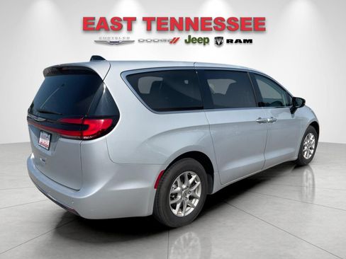 Used 2024 Chrysler Pacifica Touring-L FWD image 3