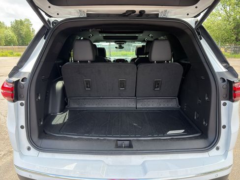 Used 2023 Chevrolet Traverse High Country w/ LPO, Floor Liner Package AWD/4WD image 9