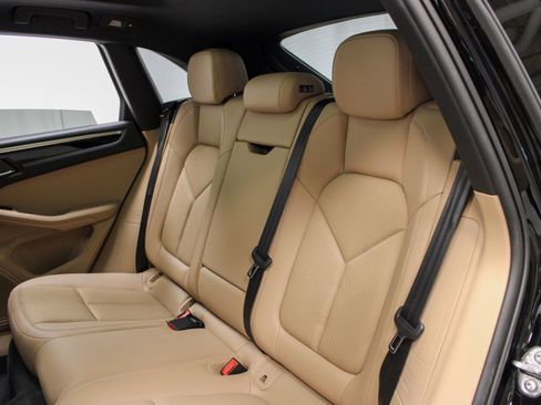 Certified 2025 Porsche Macan image 24