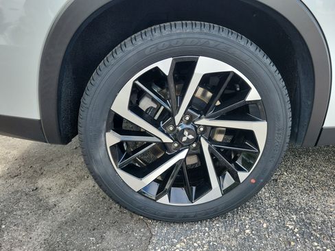 Used 2024 Mitsubishi Outlander SE AWD/4WD image 8