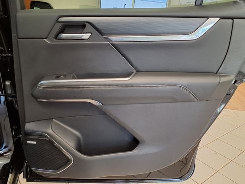 Used 2025 GMC Acadia Elevation FWD image 12