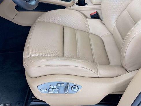 Certified 2025 Porsche Macan image 13