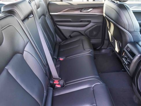 New 2025 Jeep Grand Cherokee Limited image 18