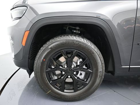 New 2025 Jeep Grand Cherokee Altitude image 10