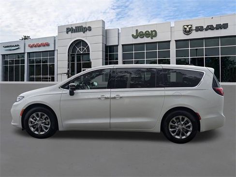 New 2026 Chrysler Pacifica Limited image 7