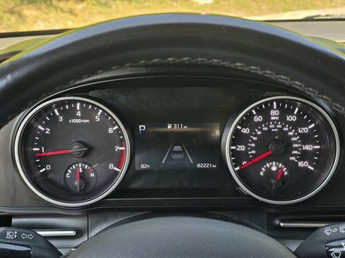 Used 2022 Kia Carnival LX FWD image 17