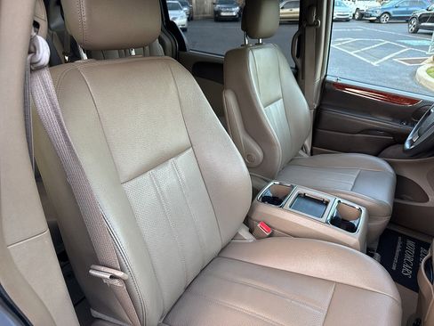 Used 2013 Chrysler Town & Country Touring-L w/ Entertainment Group #2 FWD image 34