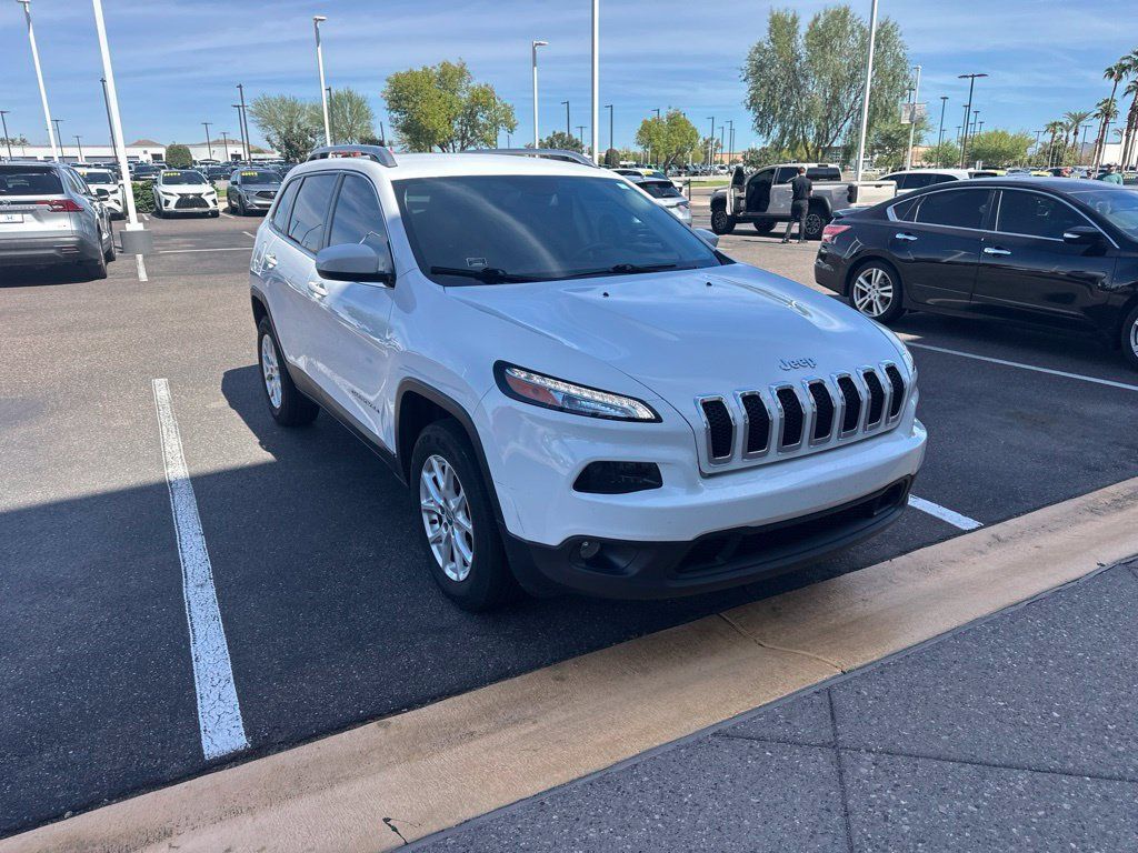 Used 2017 Jeep Cherokee Latitude w/ Cold Weather Group AWD/4WD image 2