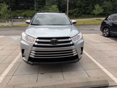 Used 2017 Toyota Highlander XLE w/ Carpet Mat Package AWD/4WD image 8