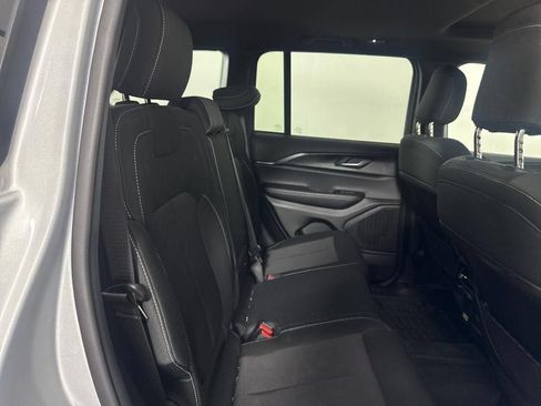 Used 2025 Jeep Grand Cherokee Laredo X w/ Luxury Tech Group I RWD image 9