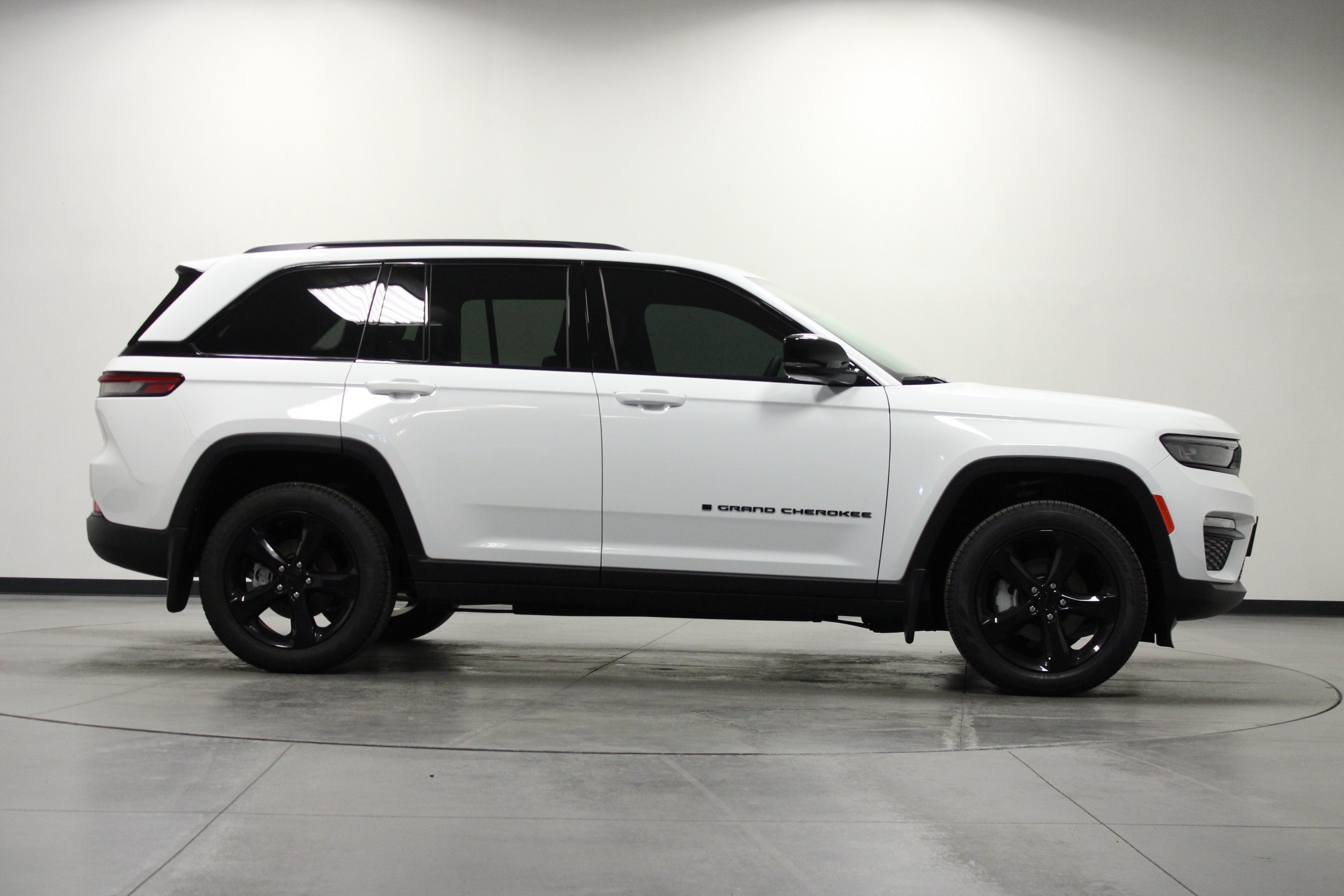 Used 2025 Jeep Grand Cherokee Limited w/ Black Appearance Package AWD/4WD image 3
