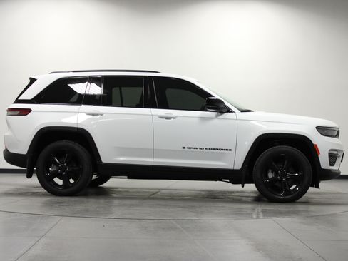 Used 2025 Jeep Grand Cherokee Limited w/ Black Appearance Package AWD/4WD image 3
