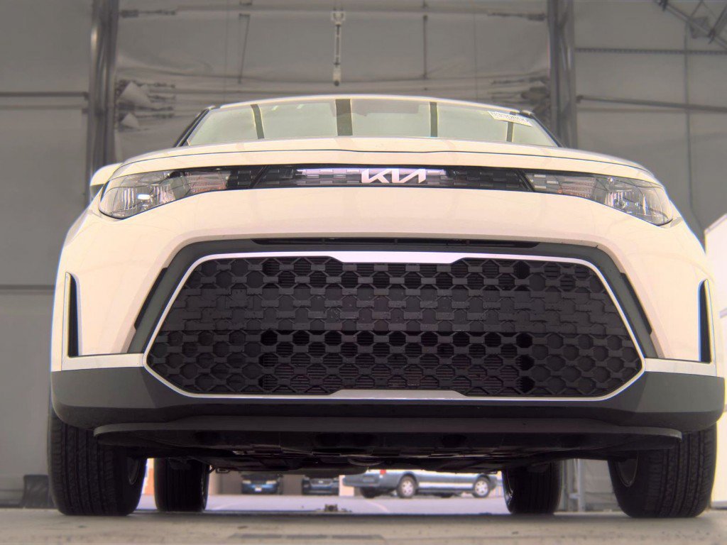 Certified 2025 Kia Soul LX w/ LX Technology Package FWD image 3