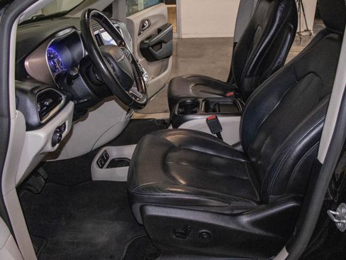 Used 2019 Chrysler Pacifica Touring-L image 7