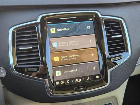 Used 2025 Volvo XC90 B5 Plus w/ Protection Package Premier image 18