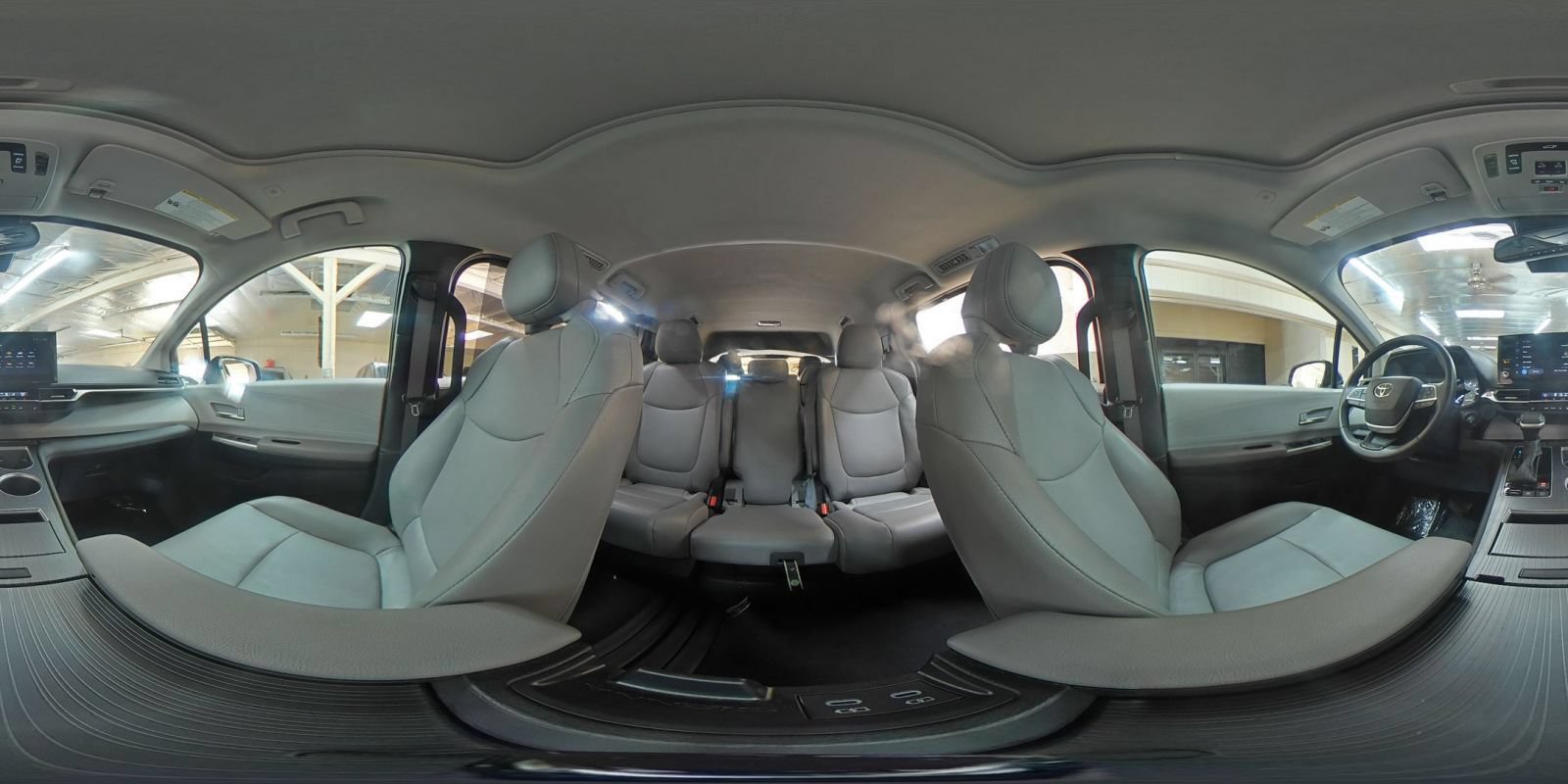 Used 2025 Toyota Sienna XLE FWD image 44