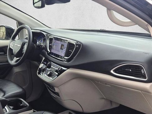 Used 2022 Chrysler Pacifica Touring-L FWD image 19