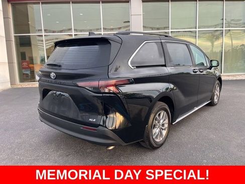 Used 2025 Toyota Sienna XLE FWD image 3