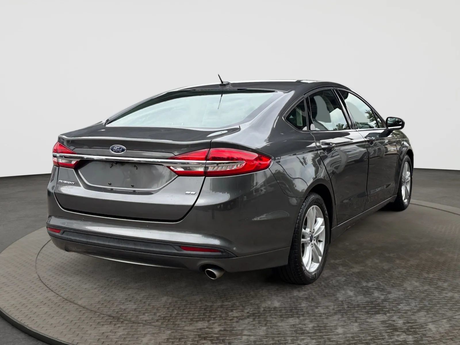 Used 2018 Ford Fusion SE w/ Fusion SE Technology Package FWD image 10
