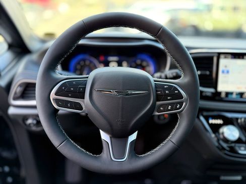 New 2026 Chrysler Pacifica Select image 6