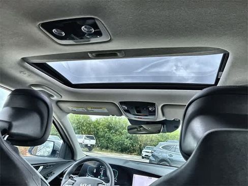 Used 2023 Kia Niro SX image 23