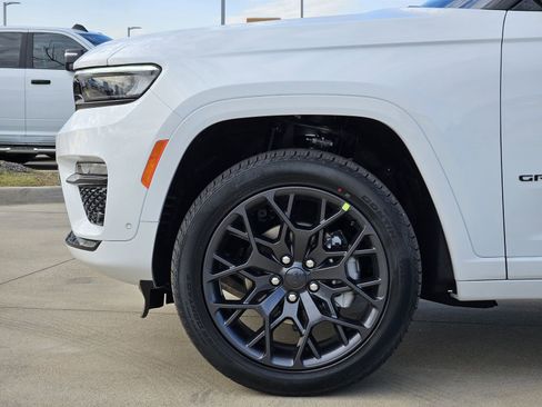 New 2025 Jeep Grand Cherokee Summit image 11