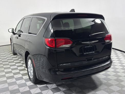 Used 2022 Chrysler Voyager LX FWD image 7