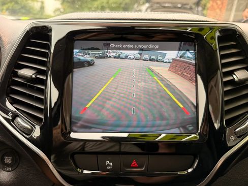 Used 2019 Jeep Cherokee Limited AWD/4WD image 19