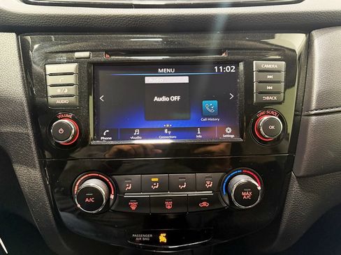 Used 2018 Nissan Rogue S image 16