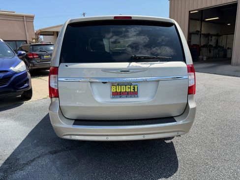 Used 2014 Chrysler Town & Country Touring-L w/ Driver Convenience Group image 6