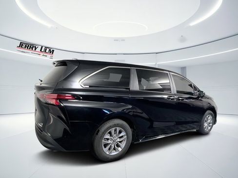 Used 2022 Toyota Sienna LE image 34