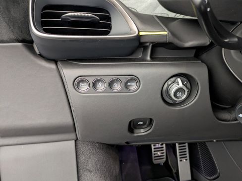 Used 2025 McLaren Artura Spider image 18