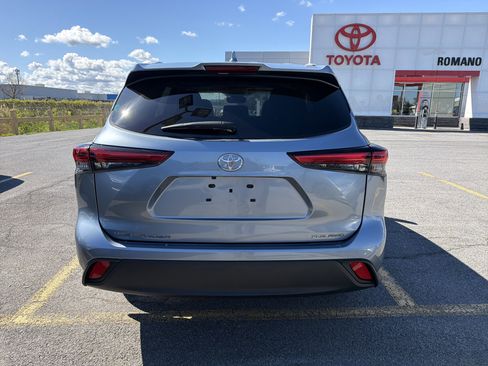 Used 2023 Toyota Highlander XLE AWD/4WD image 6